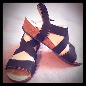 White Mountain black leather sandals NWOT